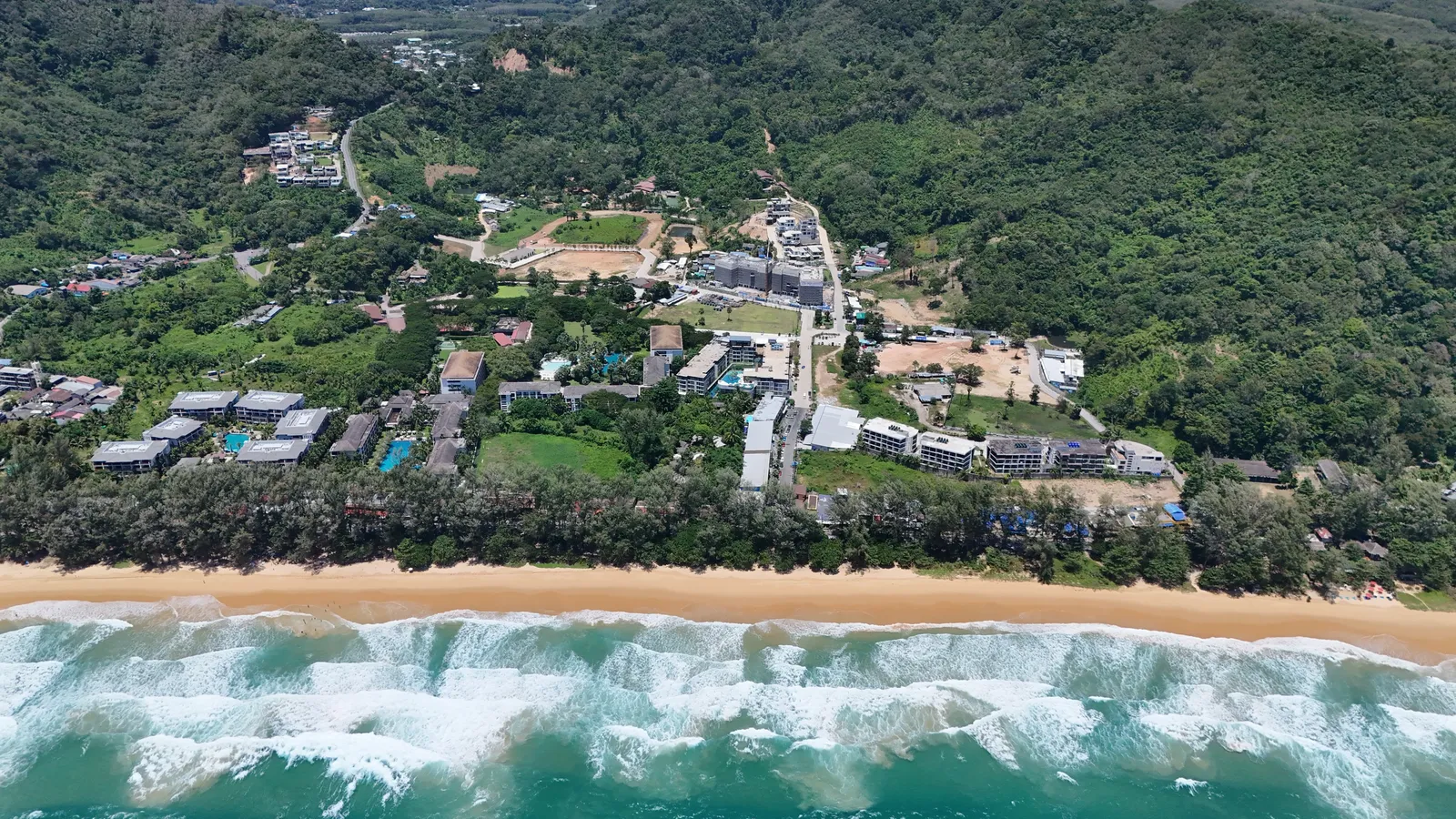 The site at Naithon: coastline and neighbouring resorts